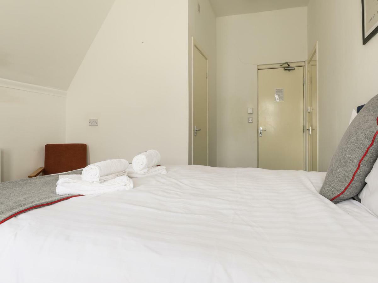Oyo Hala Guest House Манчестър Екстериор снимка