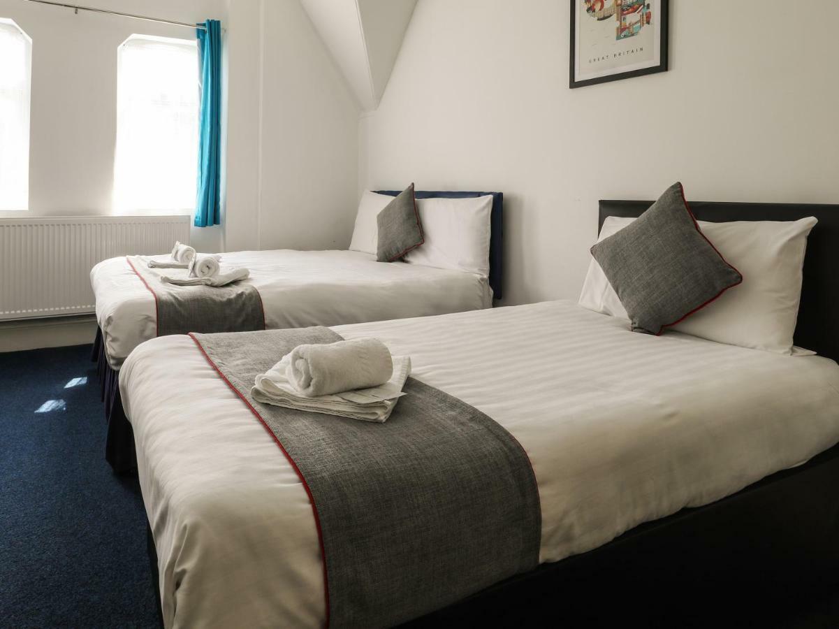 Oyo Hala Guest House Манчестър Екстериор снимка