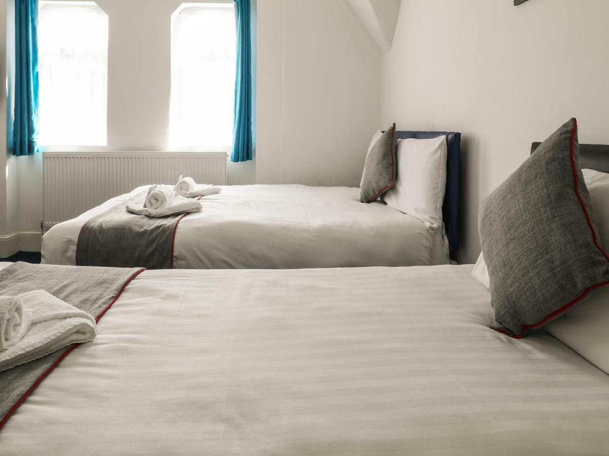 Oyo Hala Guest House Манчестър Екстериор снимка