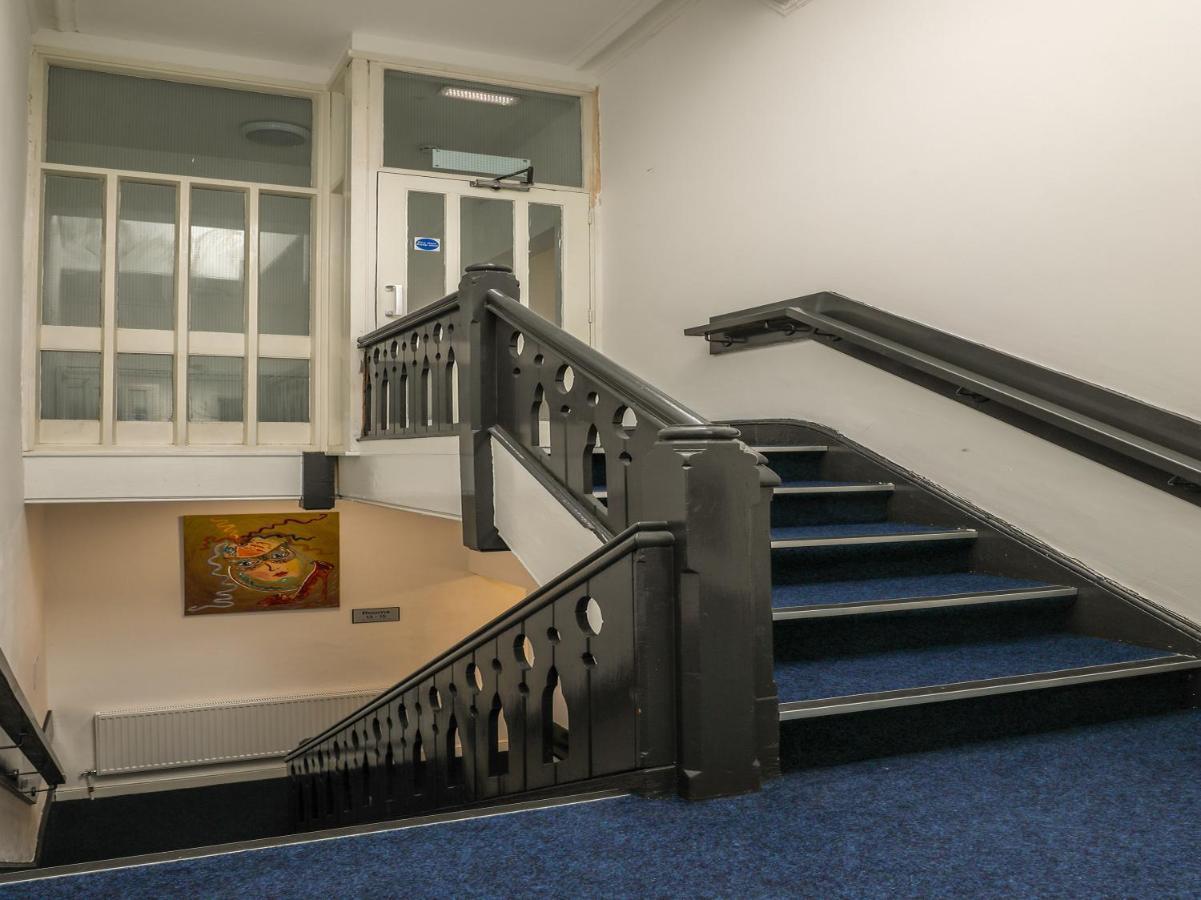 Oyo Hala Guest House Манчестър Екстериор снимка